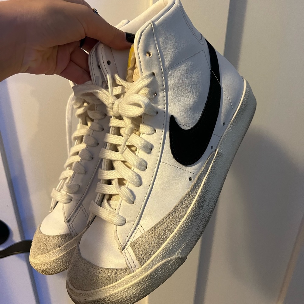 Nike Blazer’s Women’s Size 8